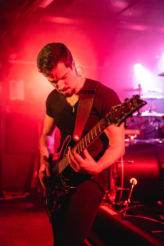 Benjamin Lamy sur scène en concert pour Prismeria en 2021 lors du festival Death Await Fest.